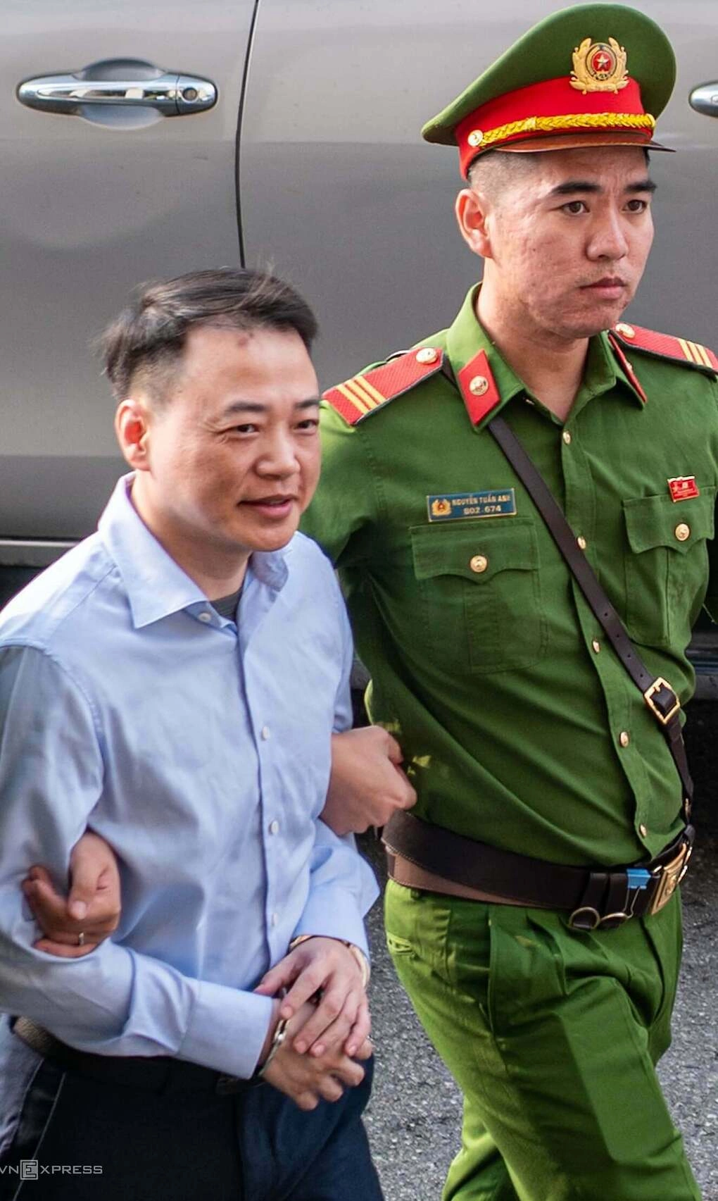 Bị cáo Nguyễn Hòa Bình bị áp giải đến phiên tòa. Ảnh: Hoàng Giang