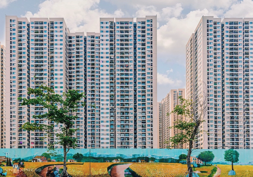 Khu chung cư nằm ở ngoại thành có đầy đủ tiện ích nhưng quãng đường di chuyển vào trung tâm thành phố khá xa. Ảnh: Bích Phương