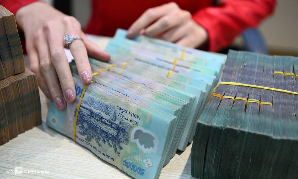 Giao dịch ở chi nhánh một ngân hàng tại Hà Nội. Ảnh: Giang Huy
