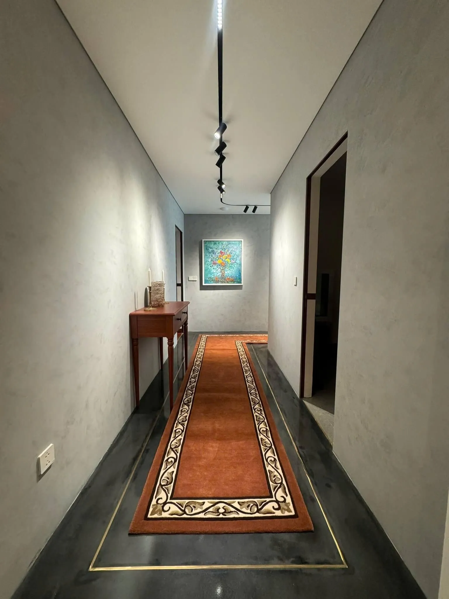 Hành lang tối tăm dễ gây bất tiện khi di chuyển, nhất là vào buổi tối hoặc ban đêm tham-decor-hanh-lang-nha-o-1133