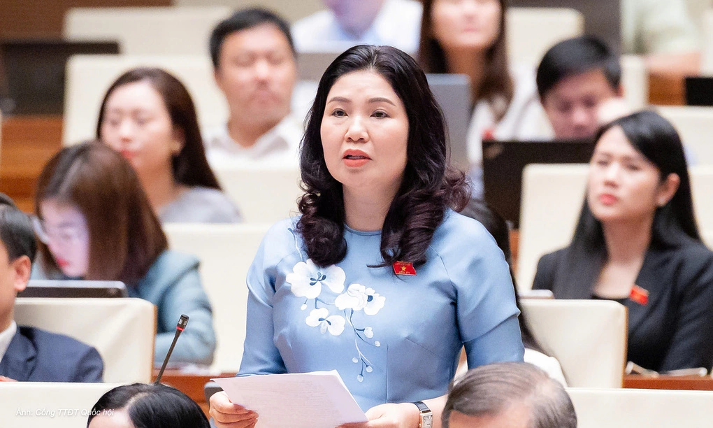 Bà Trần Thị Vân, Phó trưởng đoàn đại biểu Quốc hội tỉnh Bắc Ninh phát biểu sáng 31/10. Ảnh: Cổng TTĐT Quốc hội