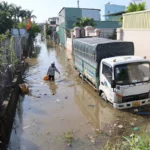 Khu dân cư TP HCM vẫn ngập sâu sau 15 tiếng