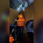 Cứu 12 người mắc kẹt giữa dòng lũ trong đêm ở TP HCM