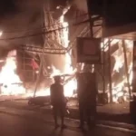 Cháy cửa hàng xe máy ở TP HCM, lan sang dãy trọ cao tầng