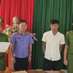 Xem livestream thấy vợ uống bia mãi không về, chồng đốt nhà