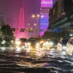 Mưa lớn giờ tan tầm, giao thông TP HCM rối loạn