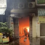 Ba xe máy bốc cháy trong nhà ở TP HCM, một người chết