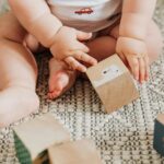 Trẻ dưới 1 tuổi chơi gì? 10 món đồ chơi cha mẹ có thể tham khảo
