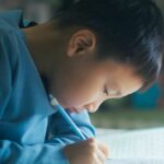 Học sinh tiểu học ngồi làm bài đến 11 giờ đêm