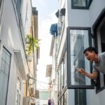 Hàng xóm đua xây tầng lấn sát cửa sổ nhà tôi