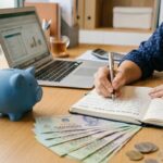 Qua tuổi 40 mới hiểu: 5 cách giữ tiền để không chật vật khi biến cố ập đến