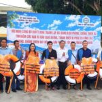 Khánh Hòa trao vùng lũ 48 thuyền cứu hộ, 240 áo phao