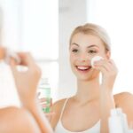 7 sai lầm khi dùng nước muối sinh lý rửa mặt khiến da dễ khô rát, kích ứng