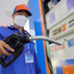 Giá xăng giảm mạnh, có loại giảm gần 2.000 đồng/lít