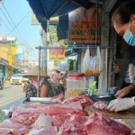 Heo hơi rớt giá sâu, thịt ngoài chợ vẫn đắt