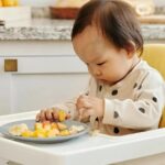 Trẻ 1 tuổi ăn được bánh kẹo gì? 3 điều cha mẹ cần kiểm tra ngay trước khi đưa cho con