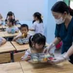 Đề xuất cấm phụ huynh cản trở tổ chức bữa ăn bán trú