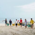Chuyện những người “đón bình minh” bằng việc làm sạch bãi biển Phú Quốc